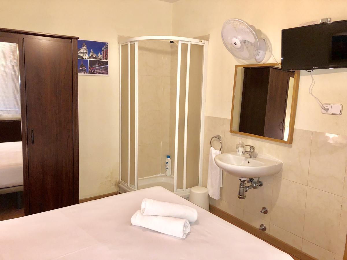 Hostal Arriaza Madryt Zewnętrze zdjęcie